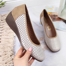 Scarpe da donna traforate con zeppa beige Jezzi 1