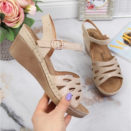 Comodi sandali da donna su zeppa Jezzi beige 1