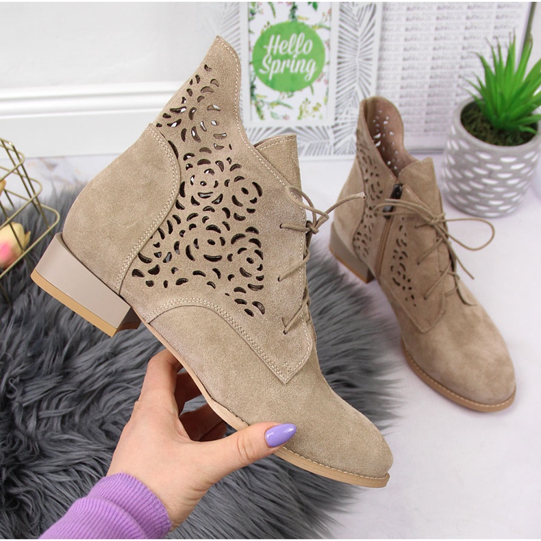 Stivali in pelle scamosciata beige traforati Juma 1
