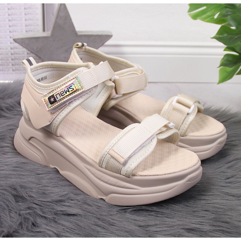 Sandali beige da donna sulla piattaforma sportiva NEWS 2