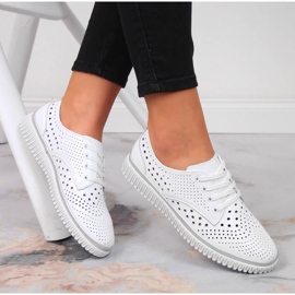 Scarpa da donna Artiker in pelle traforata bianca 1