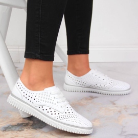 Scarpa da donna Artiker in pelle traforata bianca 2
