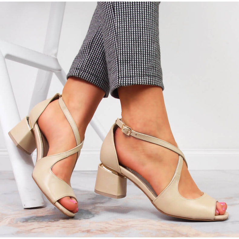 Sandali da donna in pelle beige con tacco alto Juma 1