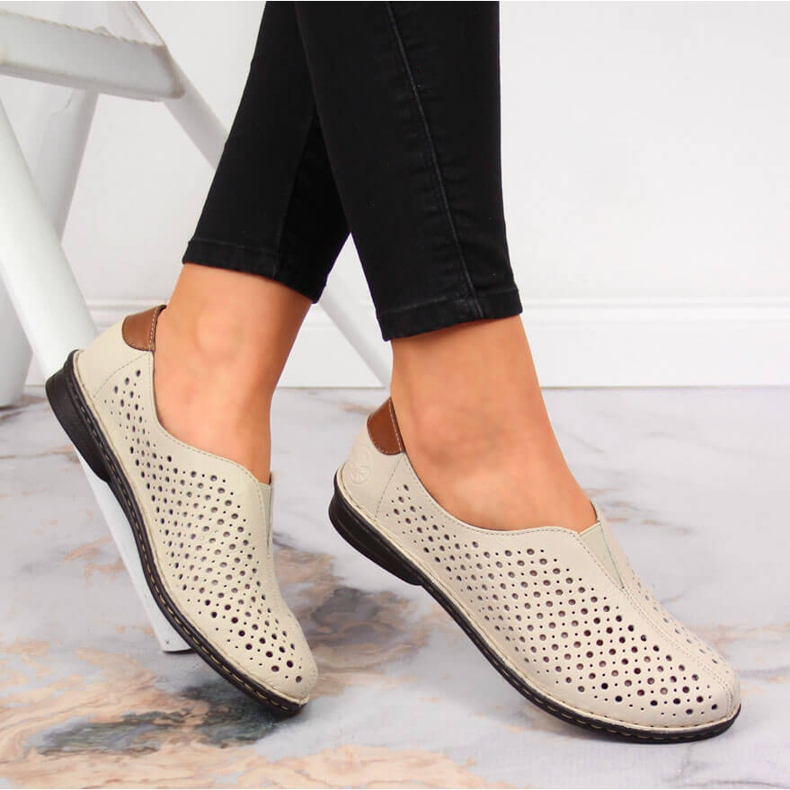 Scarpe da donna in pelle traforata beige Rieker 48457 2