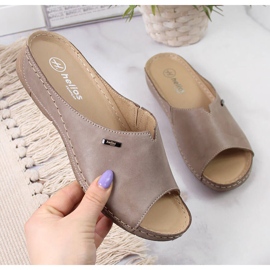Ciabatte da donna in pelle su zeppa Helios 105 beige 1