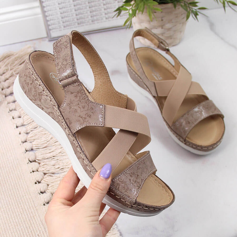 Sandali da donna in pelle con comodi elastici Helios 100 beige 1