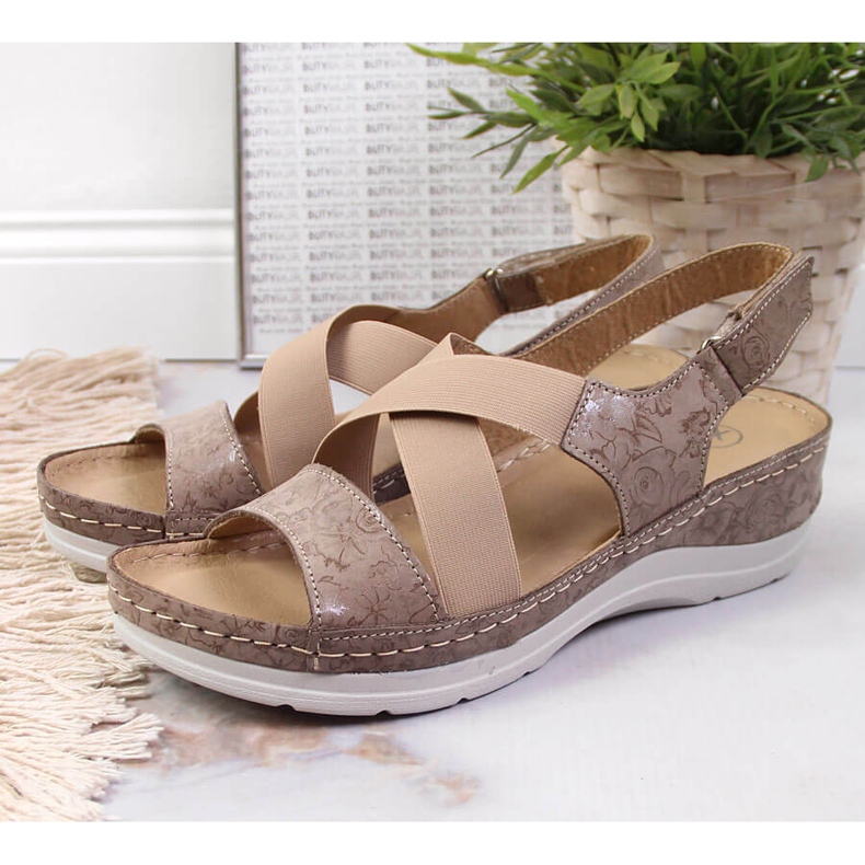 Sandali da donna in pelle con comodi elastici Helios 100 beige 2