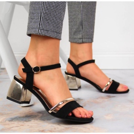 Sandali neri e oro sul post di Sergio Leone nero d'oro 2