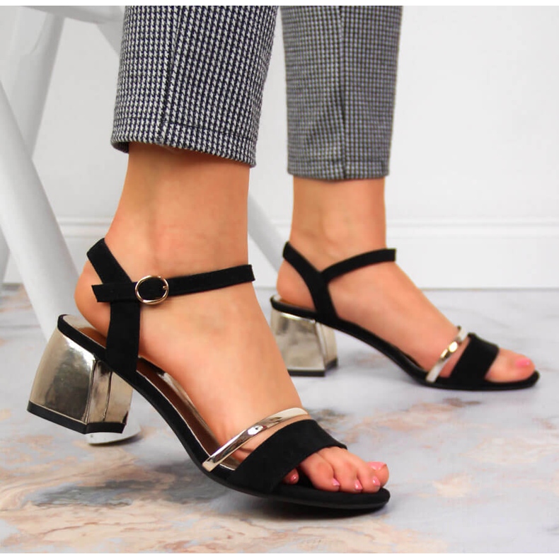 Sandali neri e oro sul post di Sergio Leone nero d'oro 2