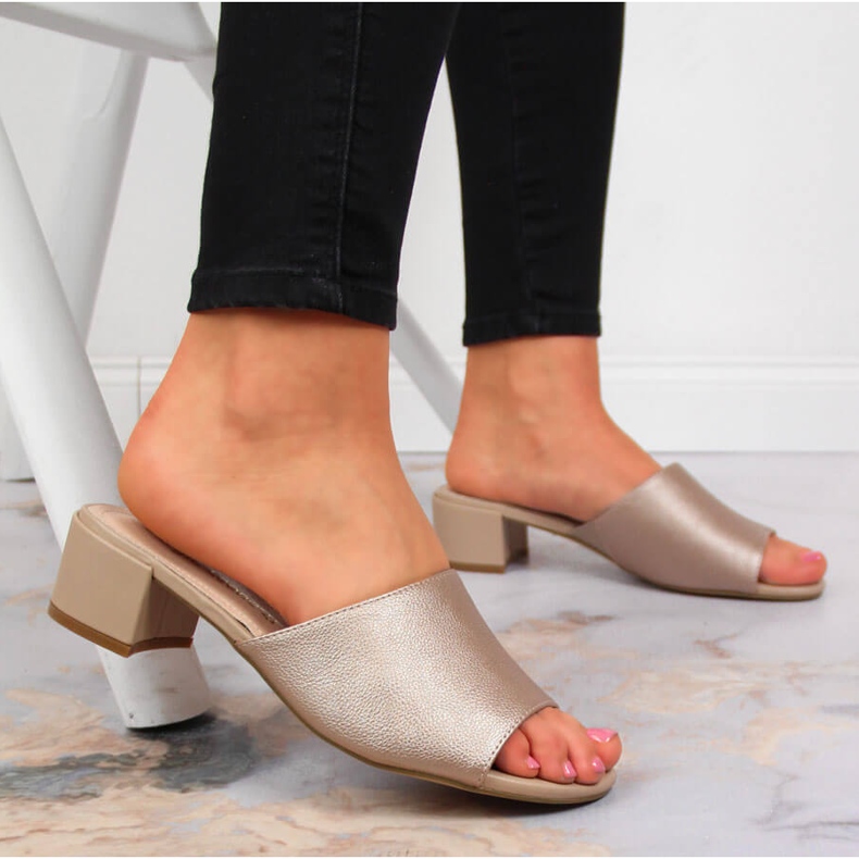 Ciabatte da donna su blocco Sergio Leone beige 2