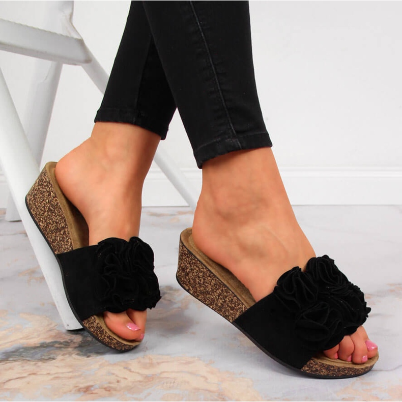Ciabatte da donna nere con zeppa con fiori eVento nero 1