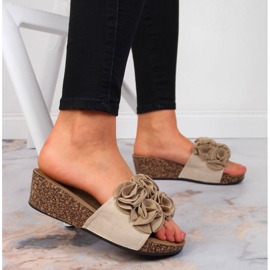 Ciabatte da donna beige con zeppa con fiori eVento 2