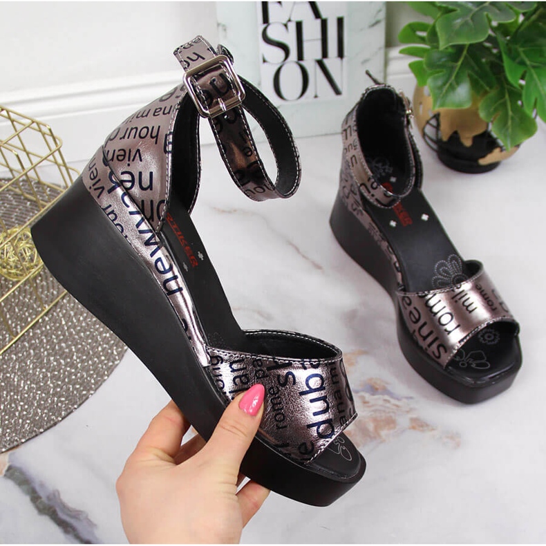 Sandali da donna in pelle con zeppa Artiker metallizzata d'argento grigio 1