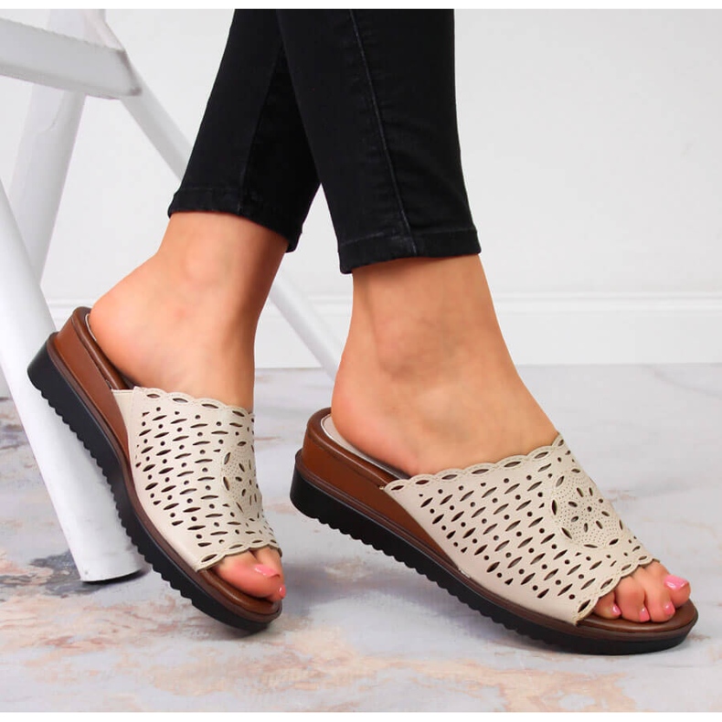 Ciabatte Jezzi da donna beige traforate con zeppa 1