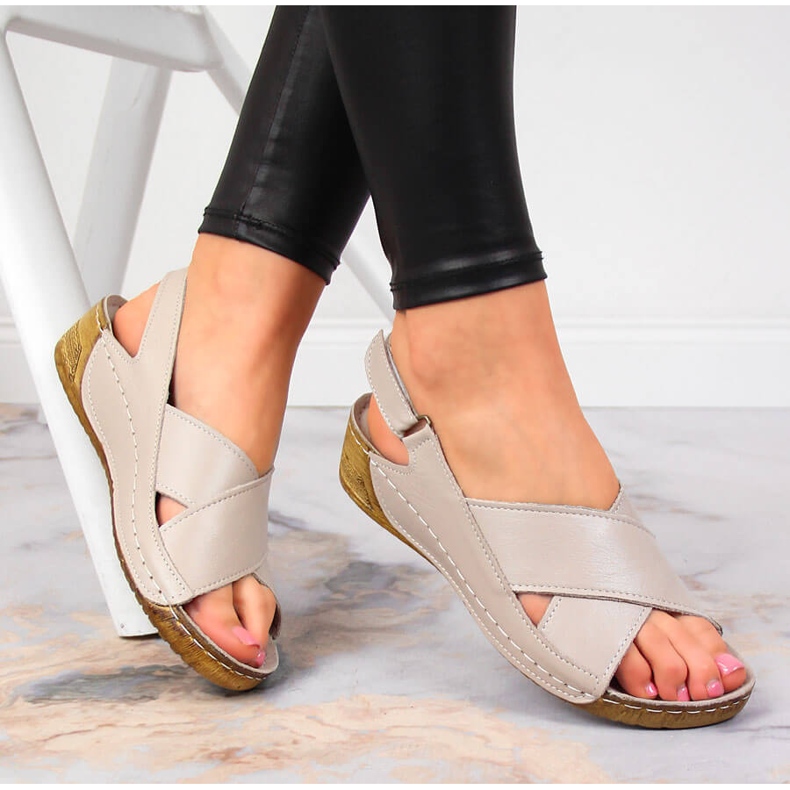 Sandali da donna in pelle con velcro T.Sokolski beige 1