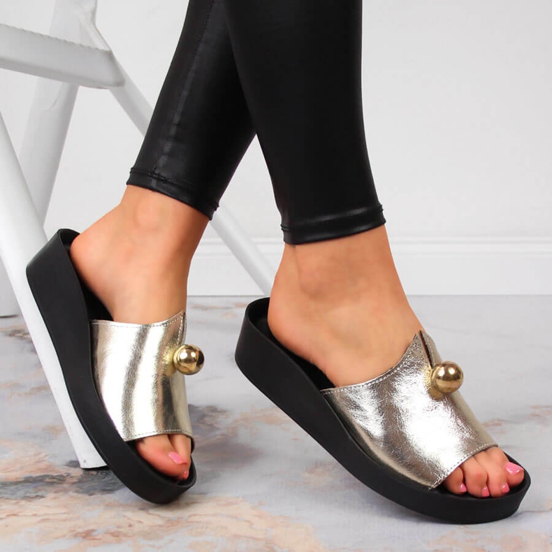 Ciabatte da donna in pelle con ornamento dorato T.Sokolski d'oro 1