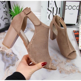 Sandali da donna con velcro Sabatina beige 1