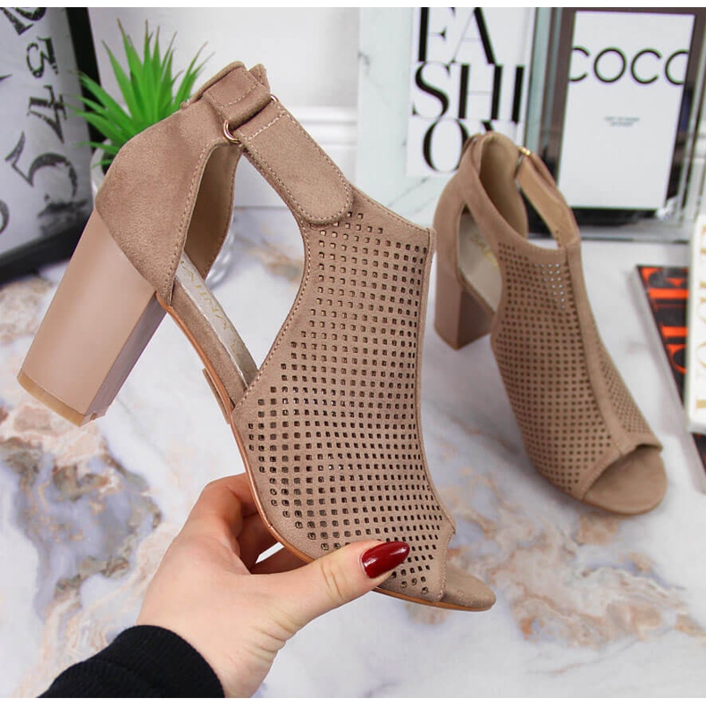 Sandali da donna con velcro Sabatina beige 1
