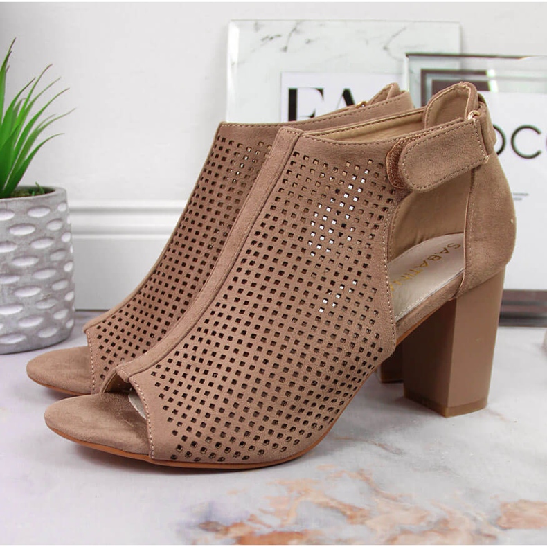 Sandali da donna con velcro Sabatina beige 2