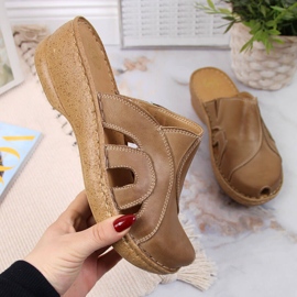 Ciabatte in pelle beige con zeppa Łukbut 650 1