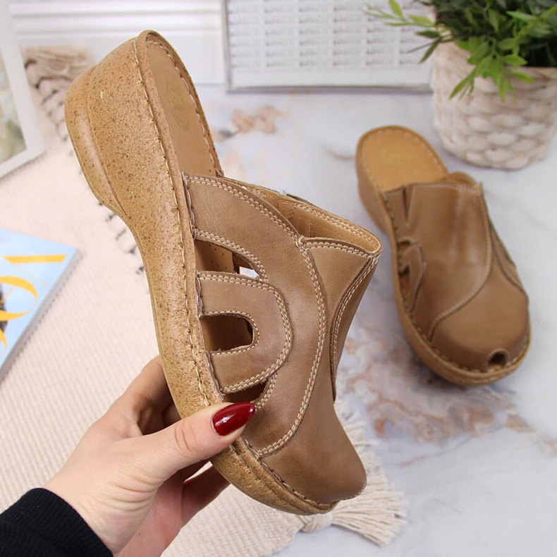 Ciabatte in pelle beige con zeppa Łukbut 650 1