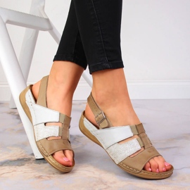 Comodi sandali in pelle bianca e beige Łukbut 1102 bianco 1
