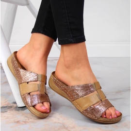 Ciabatte in pelle beige e oro con elastici Łukbut 1103 d'oro 1