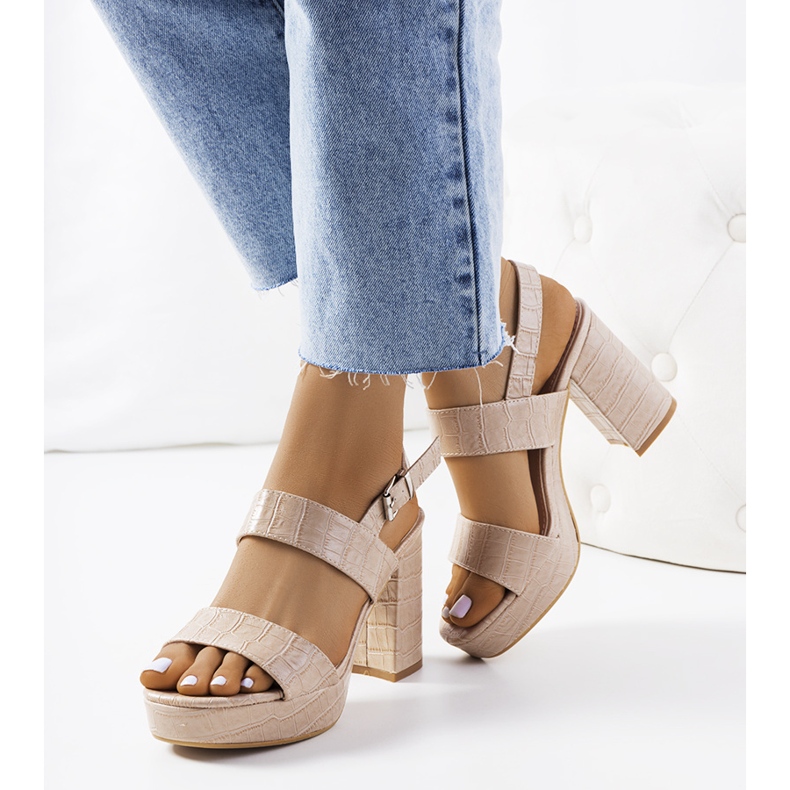 Sandali beige sul post di Liv 1