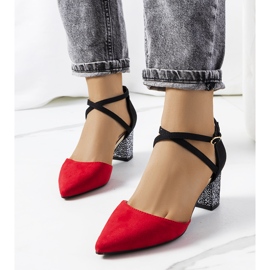 Pompe rosse e nere sul palo di Kittie nero rosso 1