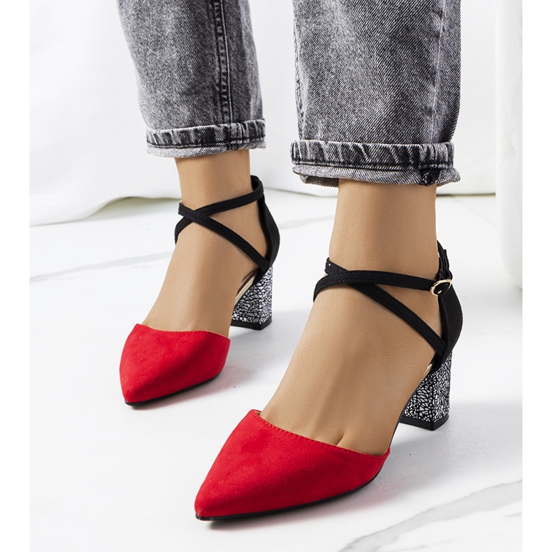 Pompe rosse e nere sul palo di Kittie nero rosso 1