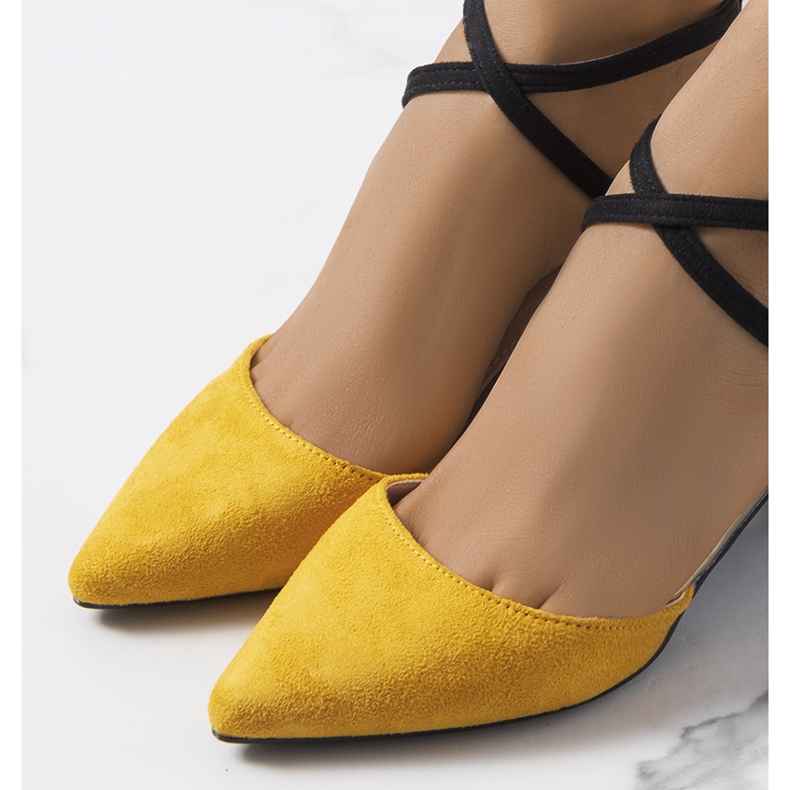 Décolleté gialle e nere sul palo di Kittie nero giallo 1
