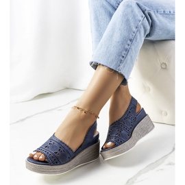 Sandali traforati blu navy su una Bibbia con zeppa 1