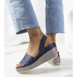 Sandali traforati blu navy su una Bibbia con zeppa 2