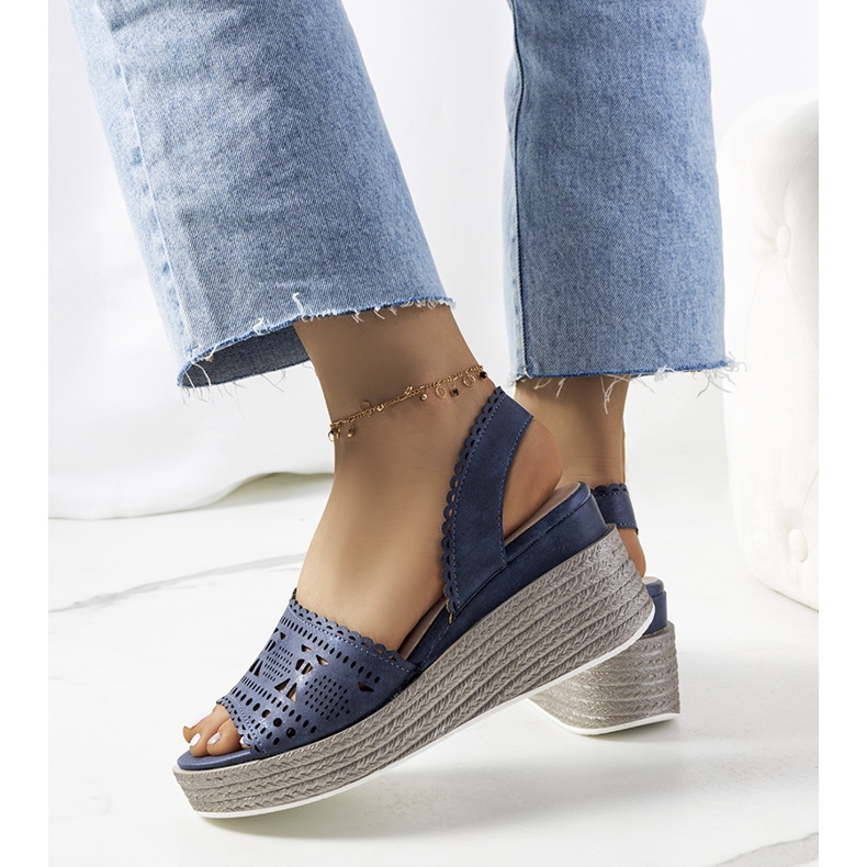 Sandali traforati blu navy su una Bibbia con zeppa 2