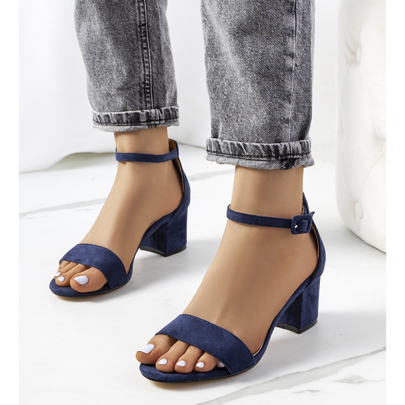 Sandali blu navy sul post Deshe 1