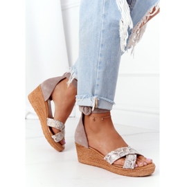Sandali con zeppa in pelle scamosciata Maciejka 04565-04 Beige-Oro 2