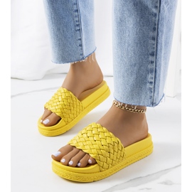 Ciabatte gialle sulla piattaforma Kapper giallo 1