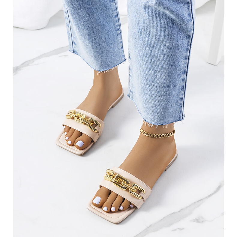 BM Ciabatte eleganti beige con catena Cherell 1