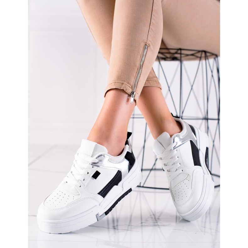 TRENDI Sneakers bianche sulla piattaforma bianca 1