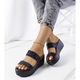 Ciabatte nere sulla piattaforma Marlien nero 1