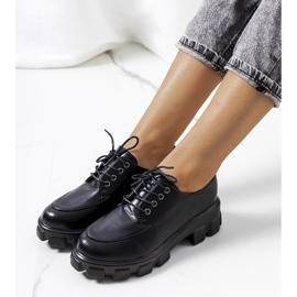 Scarpe nere su suola di un trattore Feline nero 1