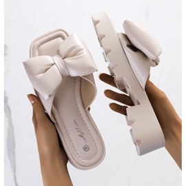 Ciabatte beige sulla suola del trattore Platt 1