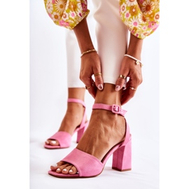 FB2 Sandali Alla Moda Su Un Post Fucsia Salis rosa 1