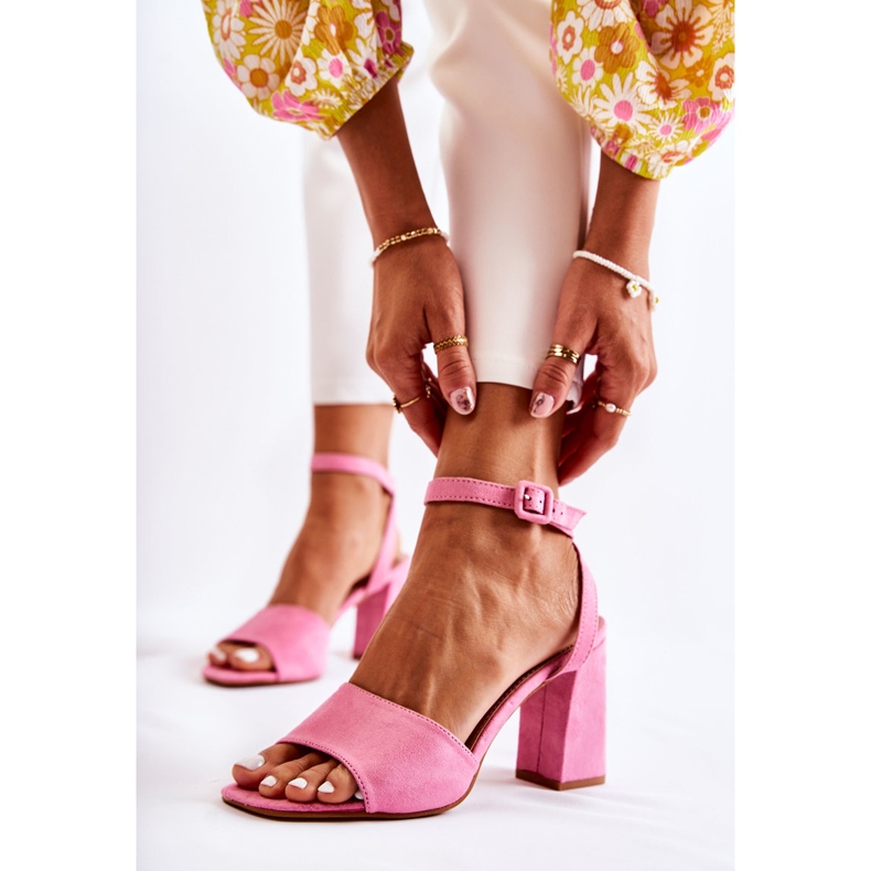 FB2 Sandali Alla Moda Su Un Post Fucsia Salis rosa 1