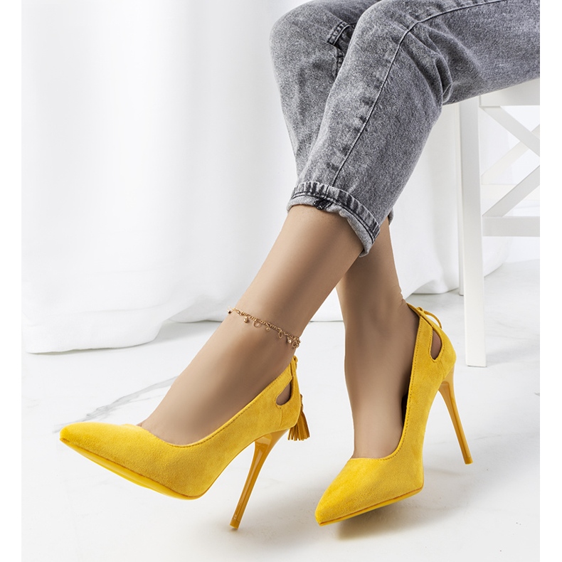 Tacchi gialli con intagli decorativi di Anthe giallo 1