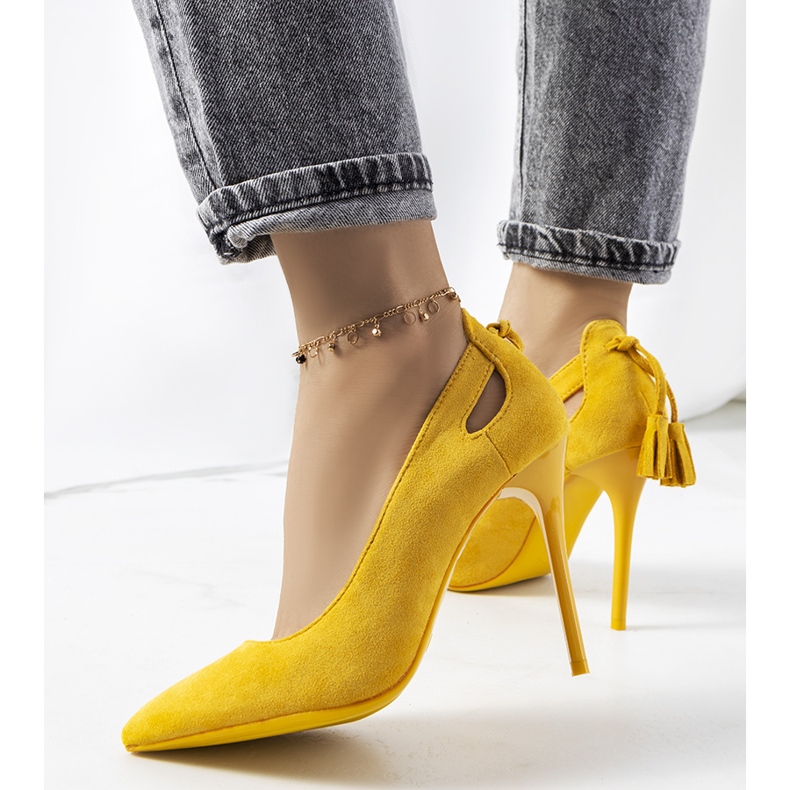 Tacchi gialli con intagli decorativi di Anthe giallo 2