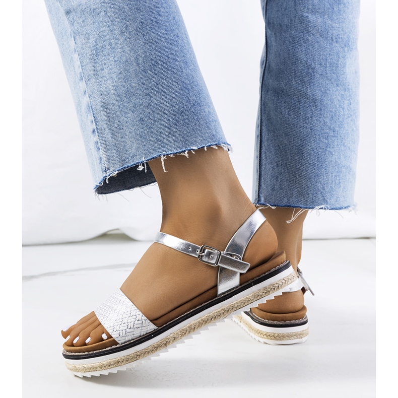 Sandali d'argento su una piattaforma Acton decorata 1