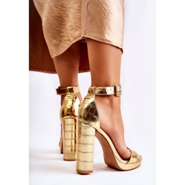 Sandali Alla Moda Su Un'Alta Perfezione Posta Dorata d'oro 2