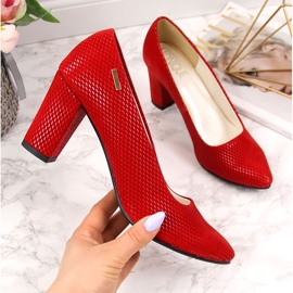 Pompe sul post rosso Monique 1