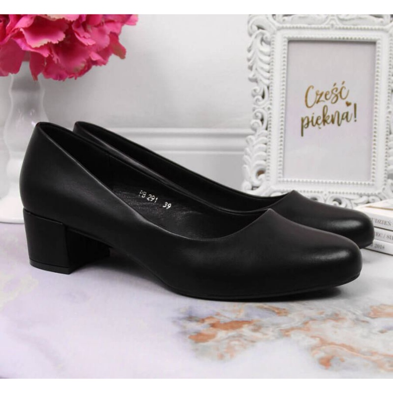 Black Pumps su un isolato da W Sergio Leone nero 2